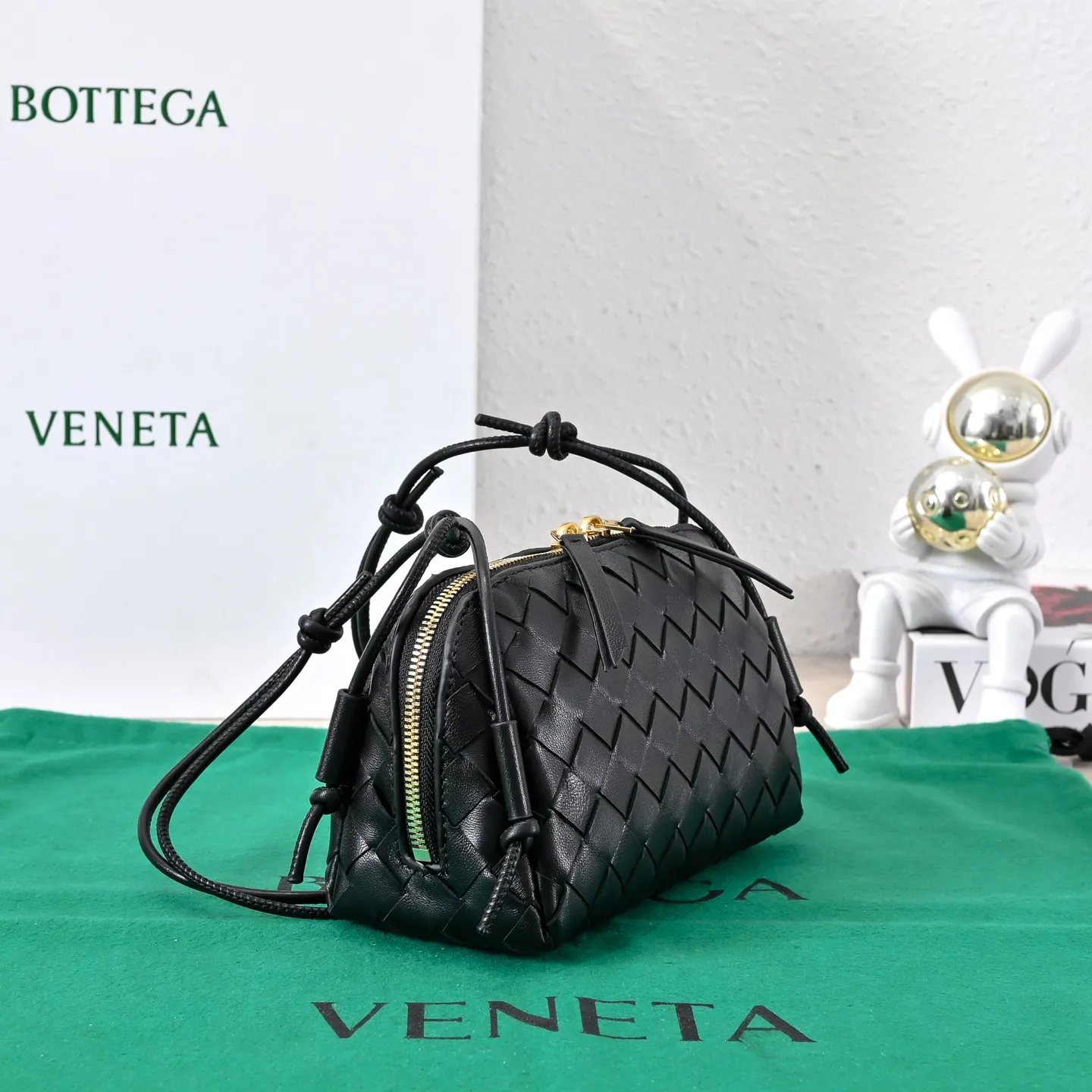 Batch 1260 #Bv The new Concert pouch is the most beautiful and practical mini bag I have ever seen 🎈 The bag body adopts the classic lntrecciato weaving process✅ It is equipped with a leather double-headed zipper, the opening is wide, easy to take and put, the shoulder strap knot can be slid to adjust the length freely, that is, 🉑️crossbody/underarm, and can be used as a clutch bag. Small body, large capacity, so practical! The key is that it is extremely versatile! Come and buy this small, exquisite, beautiful and versatile bag 👍 Model: 4258 Size: 18.5*11.5*8.5